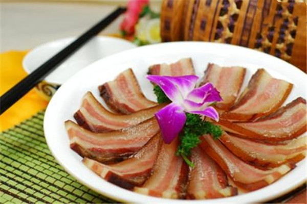 香肠腊肉发霉了能吃吗,腌制的腊肉发霉了能吃吗