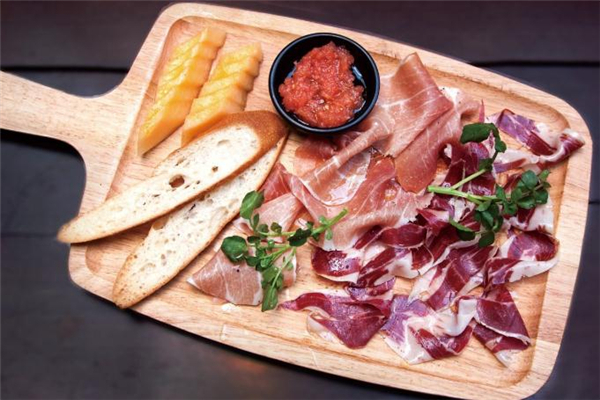 西班牙火腿制作过程揭秘,西班牙火腿的详细制作过程