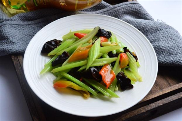 西芹吃了会长胖吗?,芹菜吃了是不是会长胖