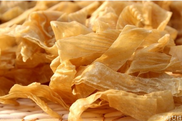 油豆皮是怎么做的,豆油皮怎么做成的