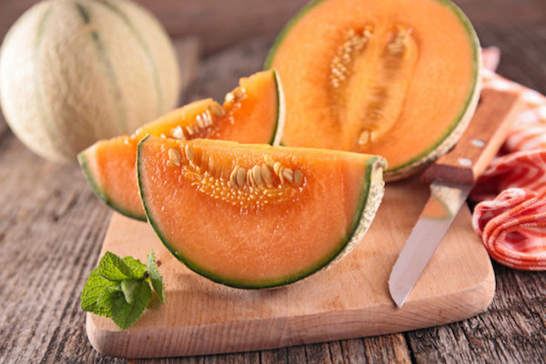 哈密瓜发霉了还能吃吗,哈密瓜外面好像有点发霉里面可以吃吗