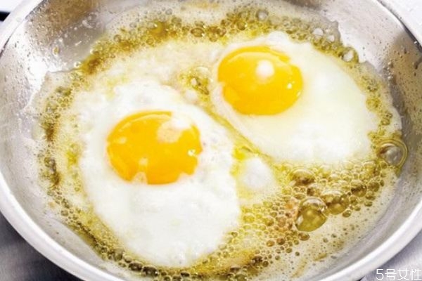 煎蛋和煮蛋哪个更有营养,煎蛋跟煮蛋哪个有营养