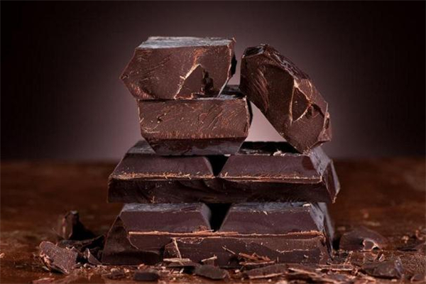 100%纯黑巧克力吃多了会怎样,黑巧克力吃多了会怎样?