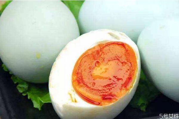 咸鸭蛋怎么做的呢,咸鸭蛋的制作方法 家庭