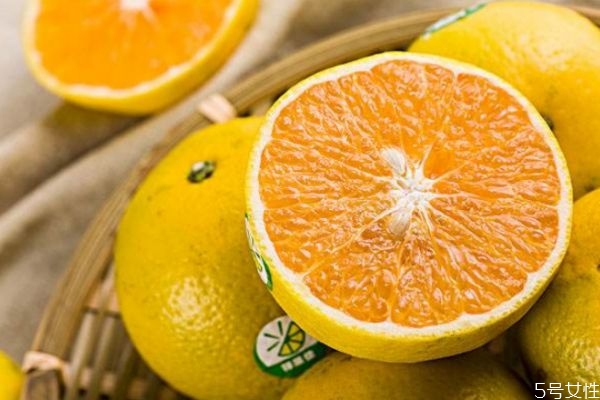 女人经常吃橙子的好处,常吃橙子的好处和坏处
