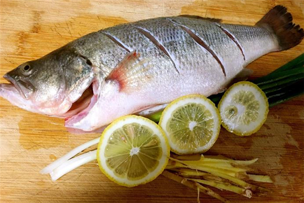 鲈鱼和什么搭配最有营养,鲈鱼和什么搭配最营养