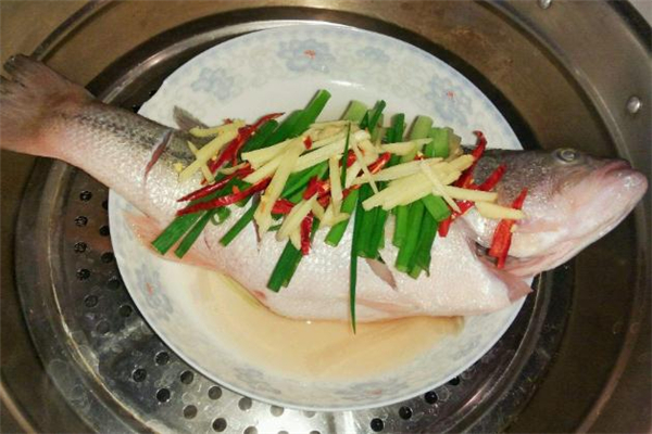 鲈鱼死了一晚上还能吃吗,鲈鱼死了多久不能吃了