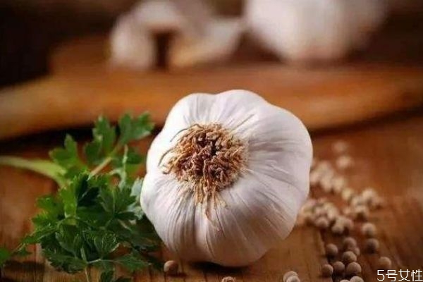 为什么大蒜头吃起来那么辣,为什么生吃大蒜很辣