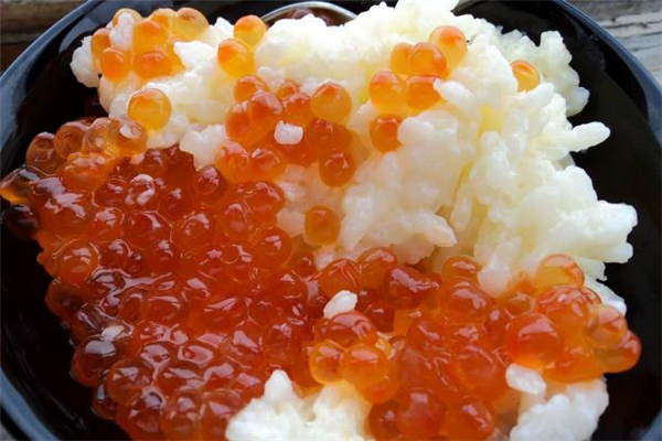 鱼子酱为什么要放在手上吃,鱼子酱为什么要在手背上吃