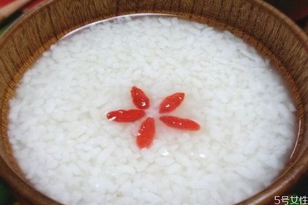 喝米酒的作用,喝米酒有什么好处和坏处