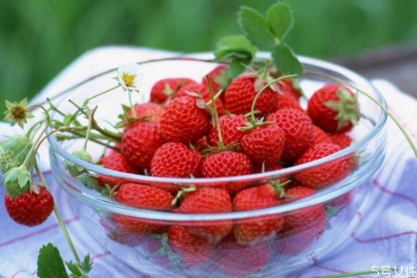 皮肤黑吃什么好,为了皮肤变黑应该少吃什么