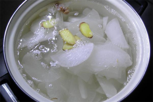 白萝卜姜汤晚上可以喝吗,白萝卜和姜煮水晚上可以喝吗