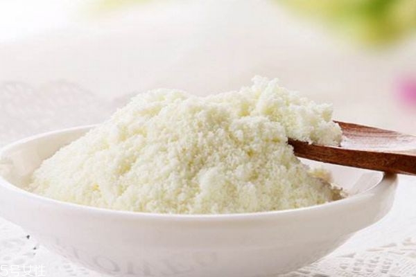 羊奶粉跟牛奶粉哪个更好更有营养,驼奶粉和羊奶粉哪个更有营养