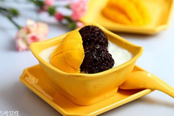 芒果白雪黑糯米的做法,白雪黑糯米怎么做