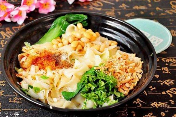 油泼面的营养价值,油泼面有营养吗 油泼面的营养价值,油泼面有营养吗