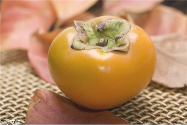 冻柿子有什么功效冻柿子里面有黑点能吃吗,脆皮柿子里面有黑点能吃吗