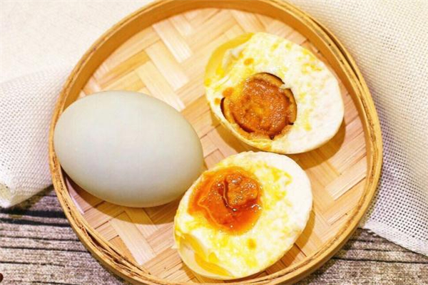 每天一个咸鸭蛋对身体有害吗,每天一个咸鸭蛋有什么好处和坏处