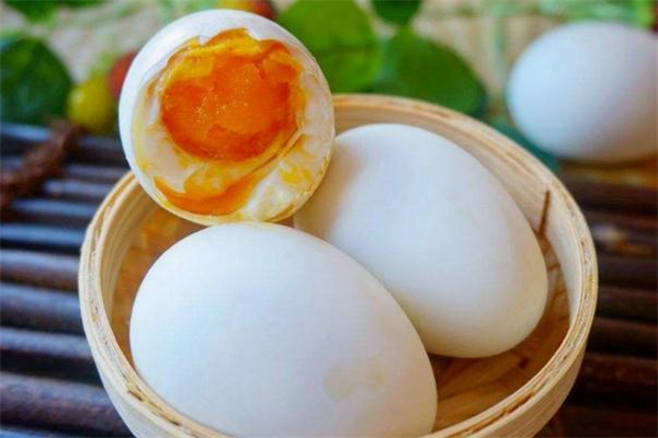 腌好的咸鸭蛋能放冰箱吗,刚腌咸鸭蛋要不要放冰箱