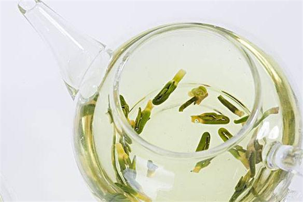 莲子心泡的水隔夜能喝吗,莲子心泡水晚上可以喝吗