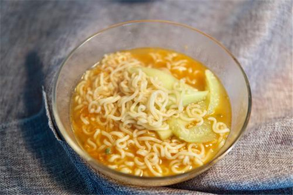 泡面啤酒可以一起吃吗,吃了泡面可以喝啤酒一起吃吗