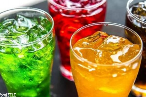 喝碳酸饮料时要注意什么,喝碳酸饮料会怎样