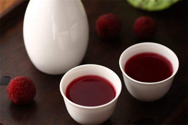 杨梅酒早上喝还是晚上喝好,晚上睡觉之前喝杨梅酒好吗? 杨梅酒早上喝还是晚上喝好,晚上睡觉之前喝杨梅酒好吗?