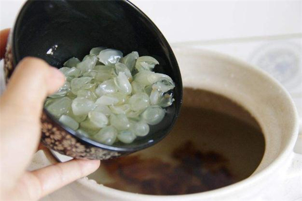 皂角米泡了三天能吃吗,皂角米泡三天还能吃吗