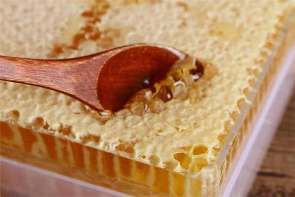 吃蜂巢蜜的最佳时间,什么时候吃蜂巢蜜最好