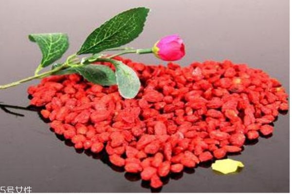 多吃枸杞有啥好处,多吃枸杞的好处和坏处 多吃枸杞有啥好处,多吃枸杞的好处和坏处