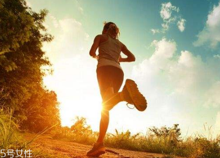 跑步能减脂肪嘛,减脂要跑步吗