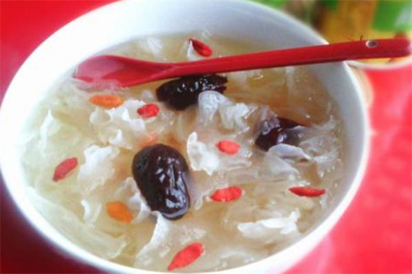 银耳和什么一起煮治便秘,银耳汤通便吗?