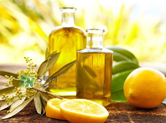 橄榄油的丰胸方法图,橄榄油的丰胸方法如下