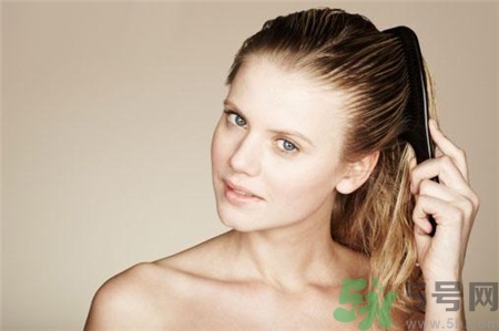 经常梳头有什么好处和坏处,为什么每次梳头洗头都掉很多头发