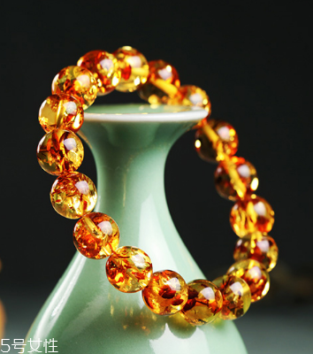 琥珀手镯真假的鉴别,怎样辨别琥珀蜜蜡手链的真假 琥珀手镯真假的鉴别,怎样辨别琥珀蜜蜡手链的真假