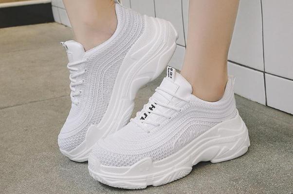 小白鞋要怎么晒才不会变黄,小白鞋怎样晒不变黄