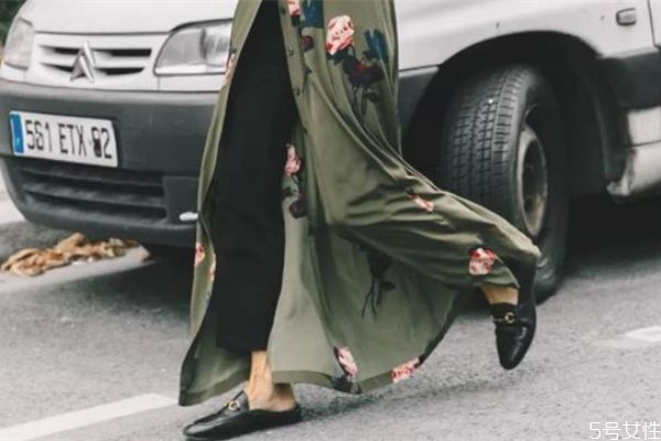 玛丽珍鞋和乐福鞋区别,乐福鞋和玛丽珍哪个更百搭