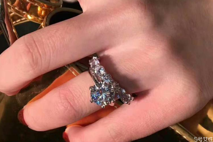蒂芙尼六爪钻戒一克拉多少钱,蒂芙尼经典六爪钻戒价格
