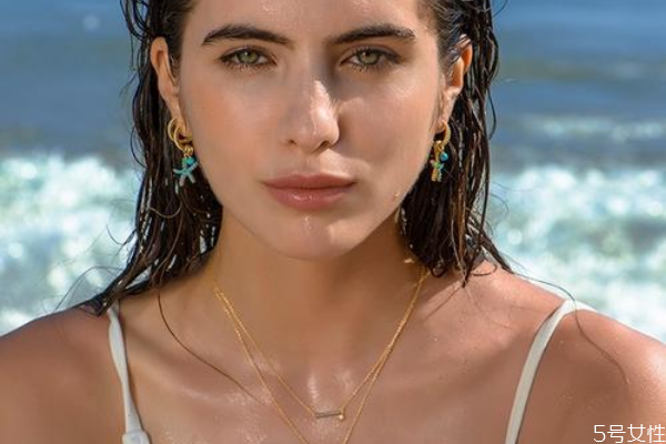 戴锁骨链有什么含义,女生戴锁骨链的含义 戴锁骨链有什么含义,女生戴锁骨链的含义