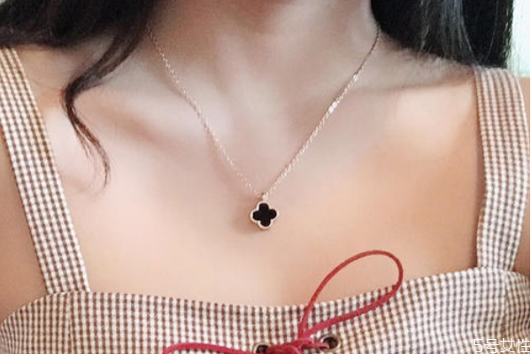 冬天适合戴什么项链,冬天戴什么项链比较百搭 冬天适合戴什么项链,冬天戴什么项链比较百搭