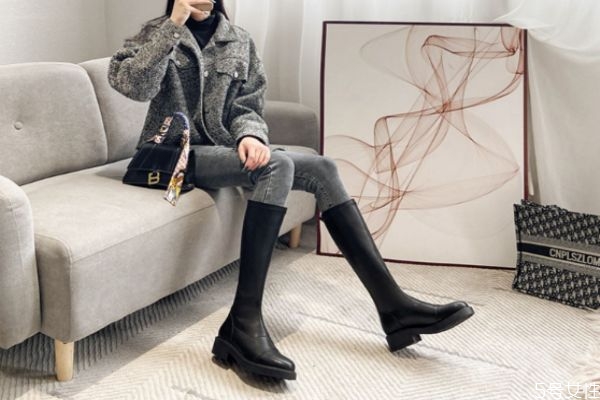马丁靴女款怎么搭配,女士马丁靴搭配什么裤子好看