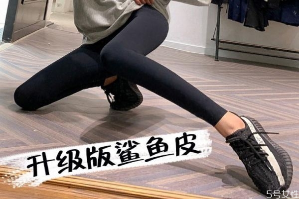 鲨鱼裤配马丁靴好看吗,鲨鱼裤怎么搭配马丁靴