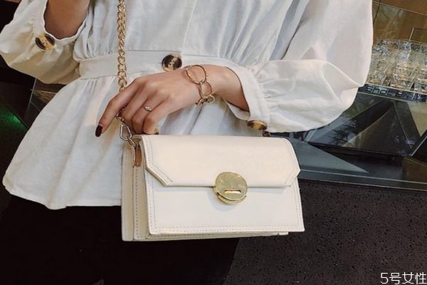 白色包包上面的污渍怎么去掉,白包上面的污渍如何处理