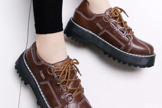 厚底鞋配什么裤子好看,厚底运动鞋配什么裤子