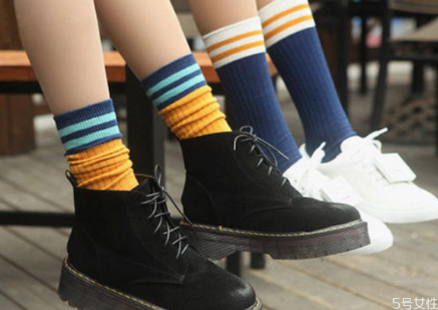 女士小皮鞋配什么袜子,女生穿皮鞋适合穿什么袜子 女士小皮鞋配什么袜子,女生穿皮鞋适合穿什么袜子