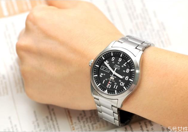 女人带手表带哪个手招财,女人手表戴哪只手财运好 女人带手表带哪个手招财,女人手表戴哪只手财运好