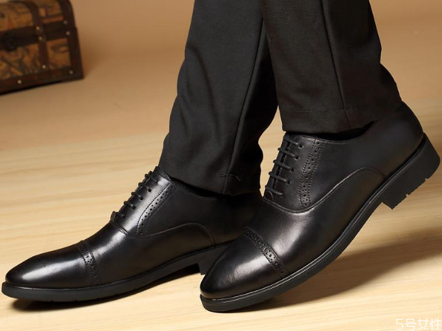 女士西装配什么鞋子好,什么衣服配马丁靴好看