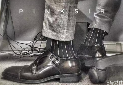 西装为啥不能穿白袜子,西装为什么不能穿白袜子