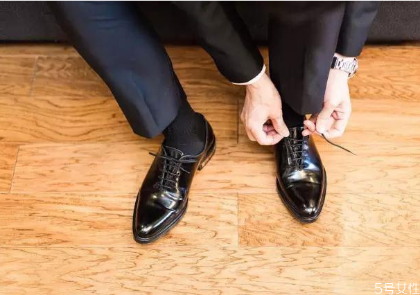 黑色皮鞋配什么袜子好看,皮鞋配什么袜子好看 黑色皮鞋配什么袜子好看,皮鞋配什么袜子好看