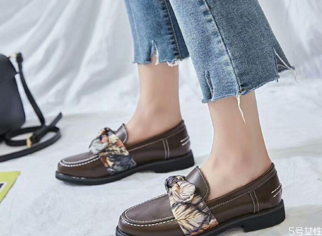 女生穿皮鞋配什么裤子好看,女生穿皮鞋配什么裤子