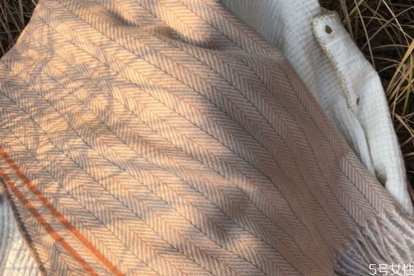 羊毛围巾味道怎么去除,羊绒围巾有味怎么去除